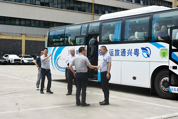 紫旌信息科技董事长祁庆中先生、清大菲恩董事长赵明先生，共携清华校友及各企业家代表一行50余人莅临广东榴莲APP官网下载入口环境试验设备科技有限公司参观指导
