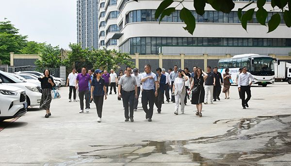 清华华东校友及各位企业家莅临榴莲APP官网下载入口环境试验设备公司参观指导