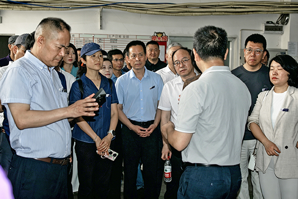 清华华东校友及各位企业家莅临榴莲APP官网下载入口环境试验设备公司业务交谈
